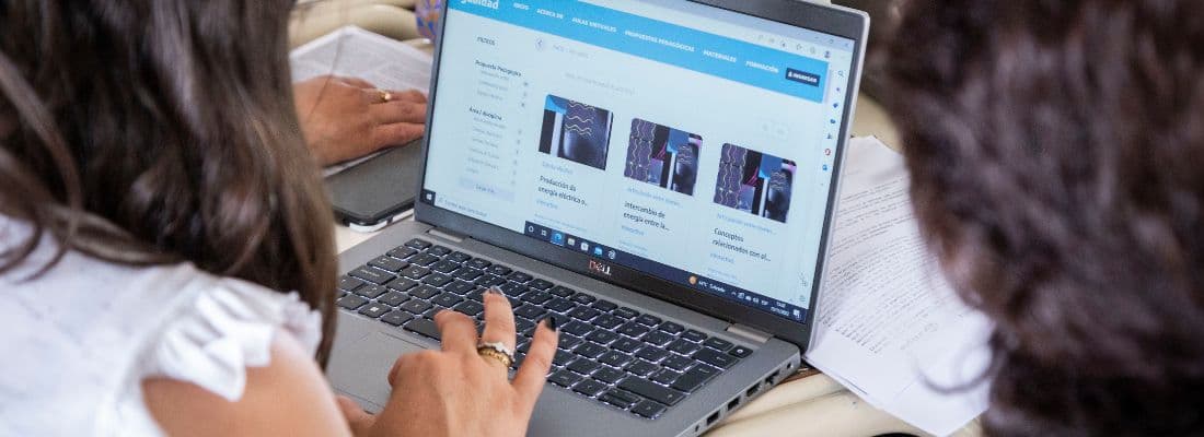 docente realizando curso en su computadora