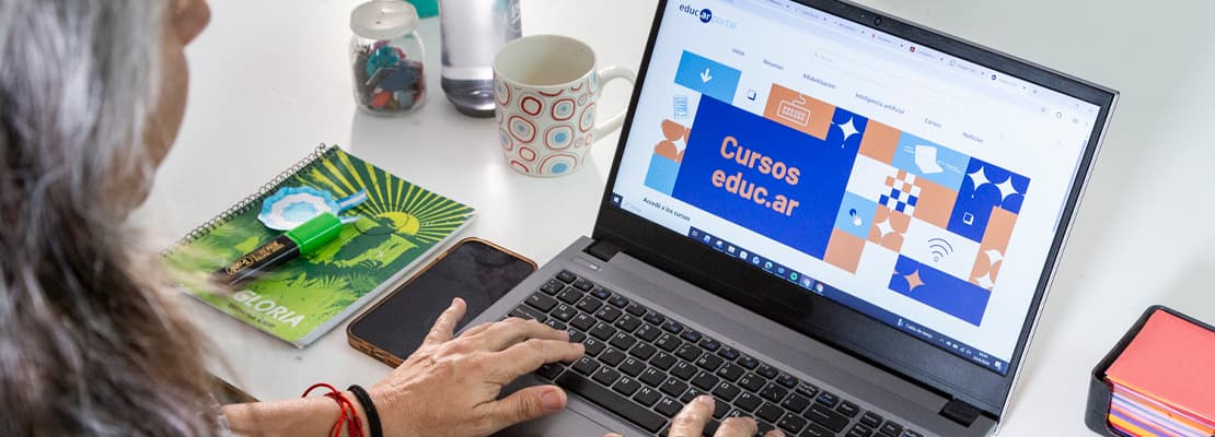 docente escribiendo en computadora