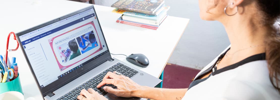 docente en computadora