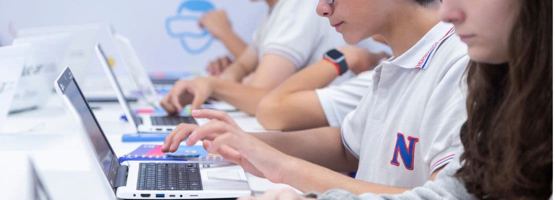 Alumnos escribiendo en netbooks de perfil